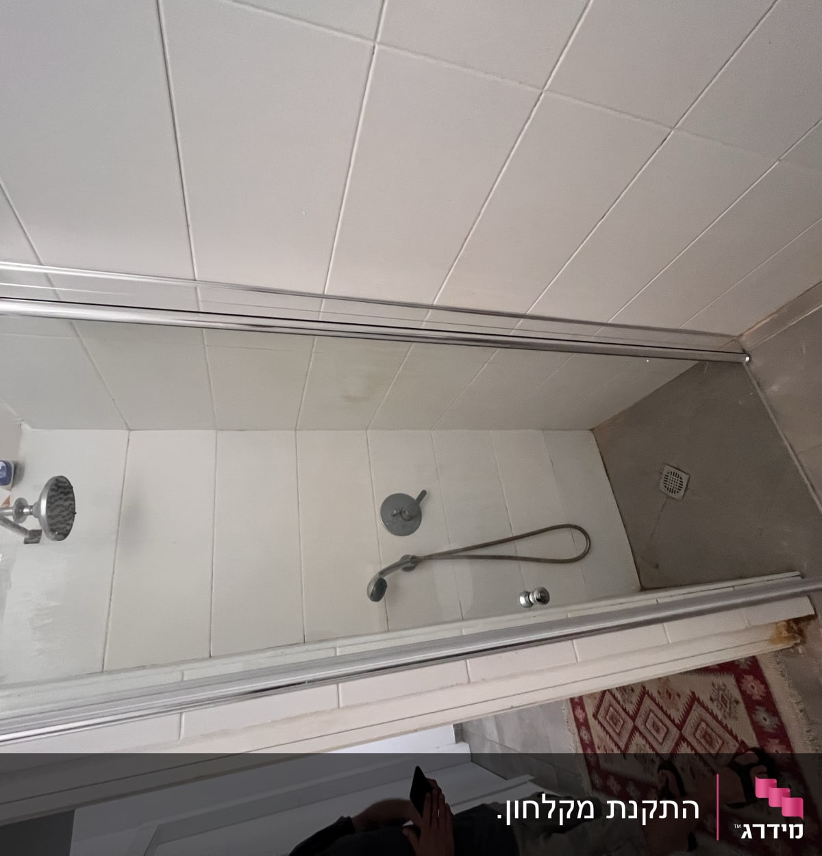 מקלחת עם ראש מקלחת ודלת זכוכית